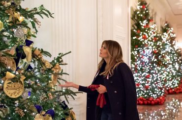 Melania Trump že tradicionalno v dar sprejela božično drevo