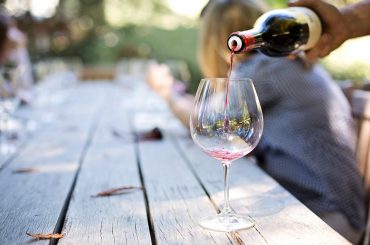 Rdeče vino se poda k mesnim jedem, belo k ribjim! Pa je res tako?
