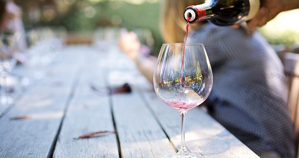 Rdeče vino se poda k mesnim jedem, belo k ribjim! Pa je res tako?