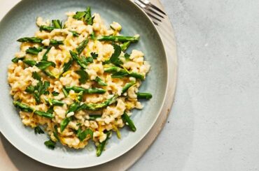 Recept za špargljevo rižoto vrhunskega chefa Andreja Smogavca