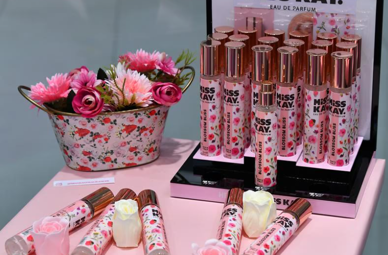 Eksplozija barv in vonjev v novi dišavi Miss Kay